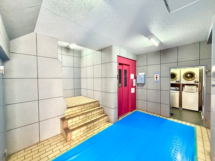 物件外観写真5　(エントランス部分)