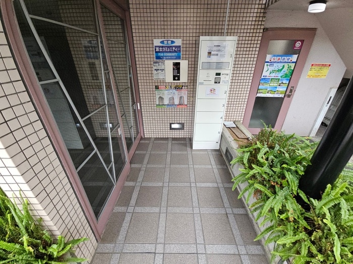 物件外観写真3　(エントランス部分)