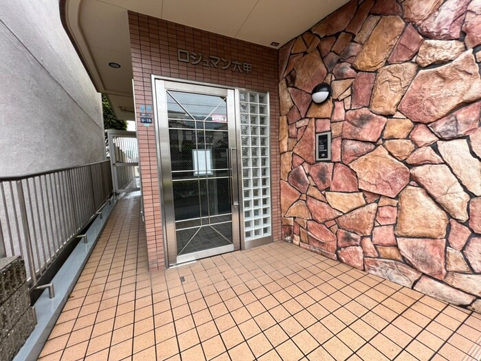 物件外観写真2　(エントランス部分)