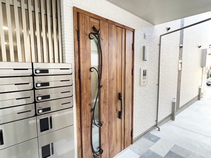 物件外観写真3　(エントランス部分)