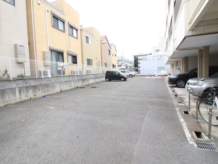 物件外観写真3　(駐車場)