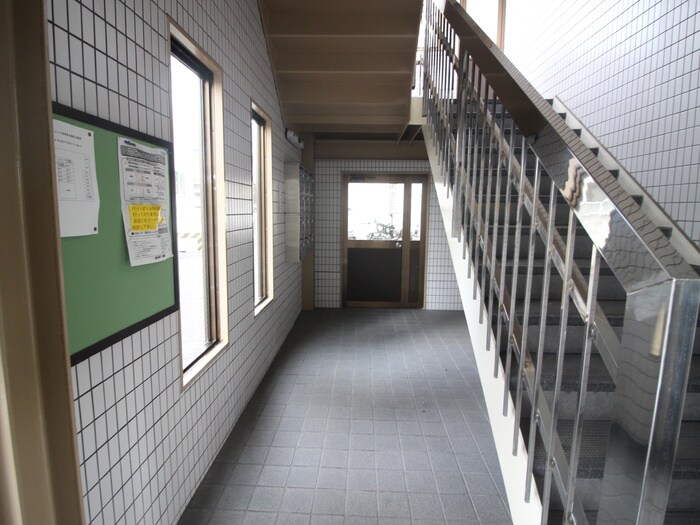 物件外観写真5　(エントランス部分)