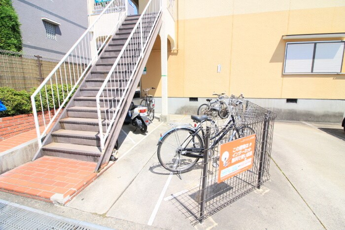物件外観写真3　(駐輪場)
