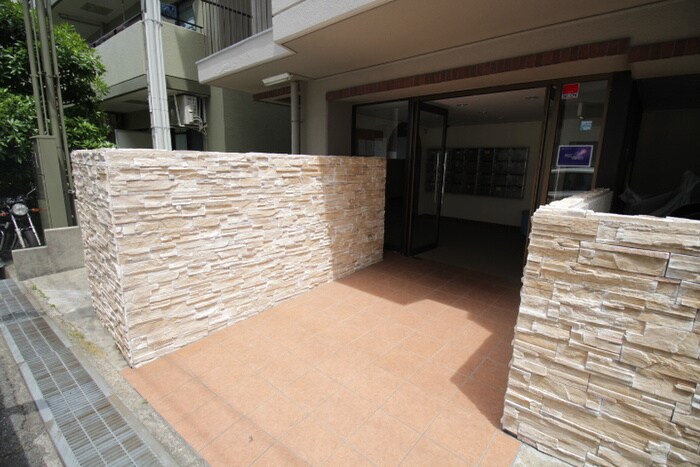 物件外観写真3　(エントランス部分)