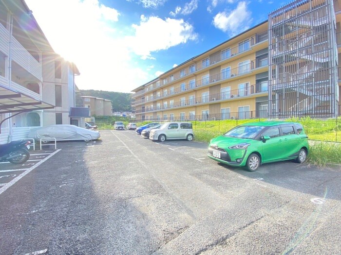 物件外観写真5　(駐車場)