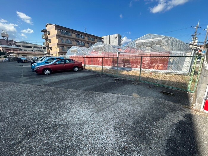 物件外観写真3　(駐車場)