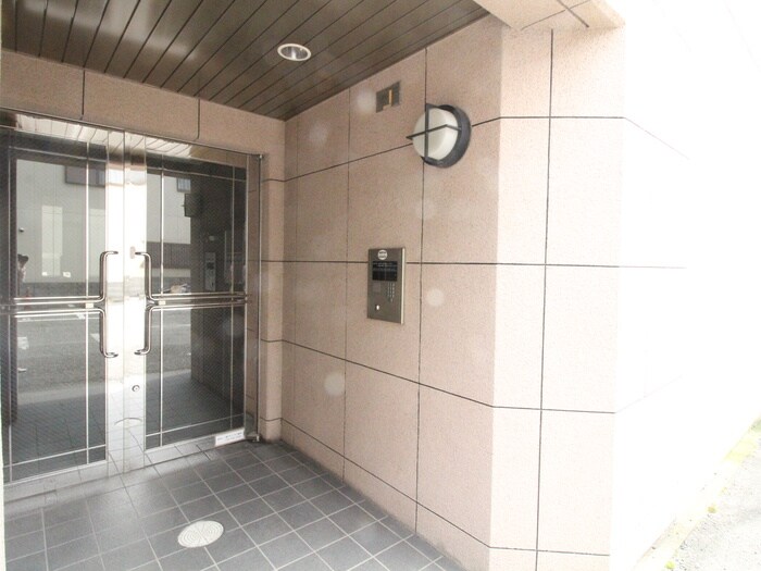 物件外観写真3　(エントランス部分)
