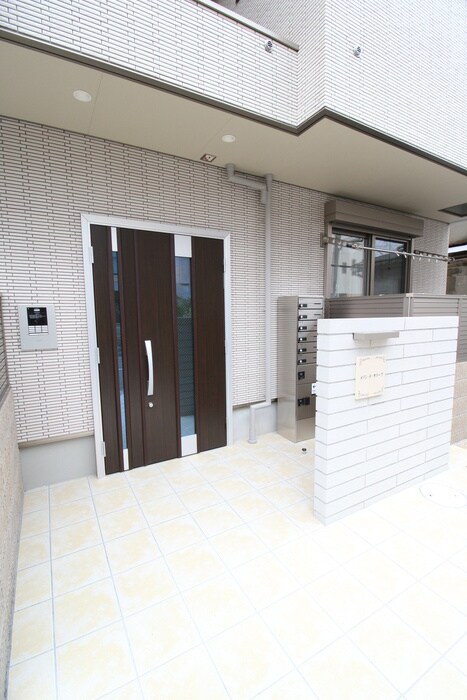 物件外観写真2　(エントランス部分)