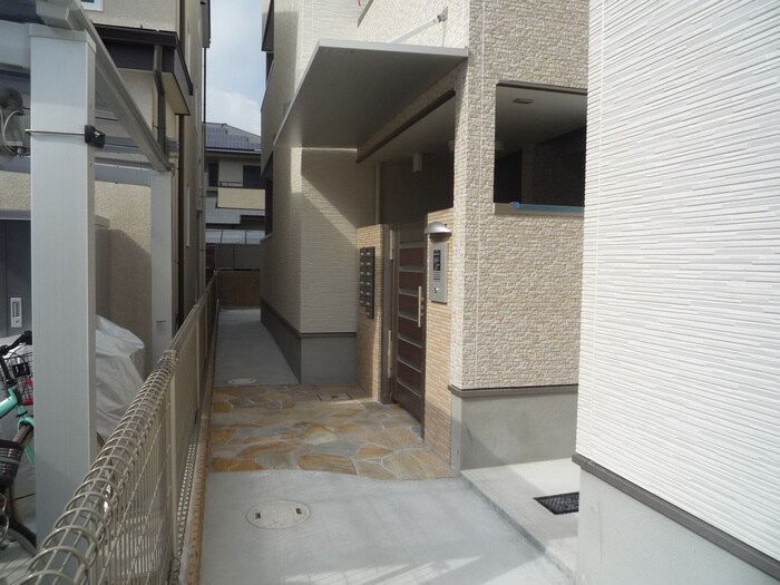 物件外観写真3　(エントランス部分)