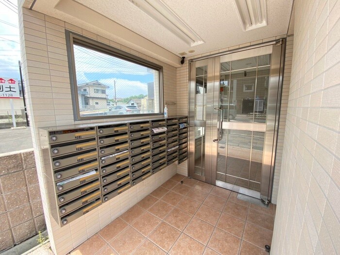 物件外観写真2　(エントランス部分)