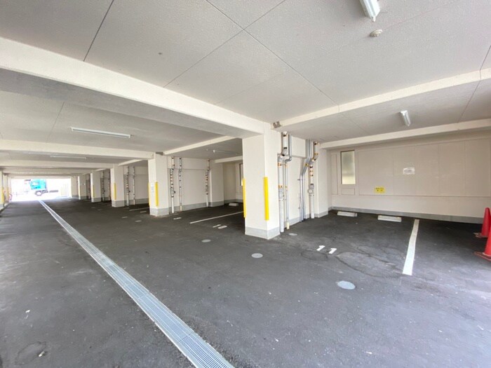 物件外観写真4　(駐車場)