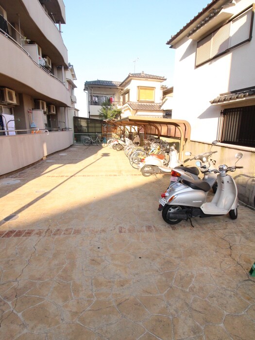 物件外観写真5　(駐車場)