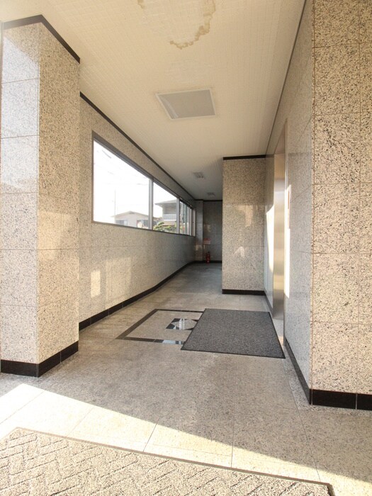 物件外観写真6　(エントランス部分)