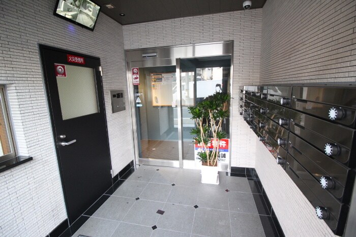 物件外観写真3　(エントランス部分)