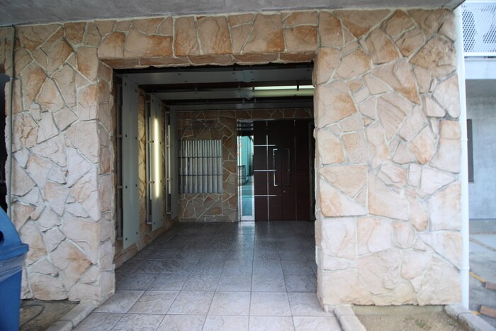 物件外観写真2　(エントランス部分)