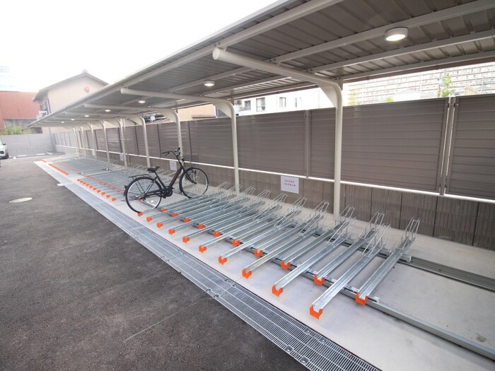 物件外観写真4　(駐輪場)