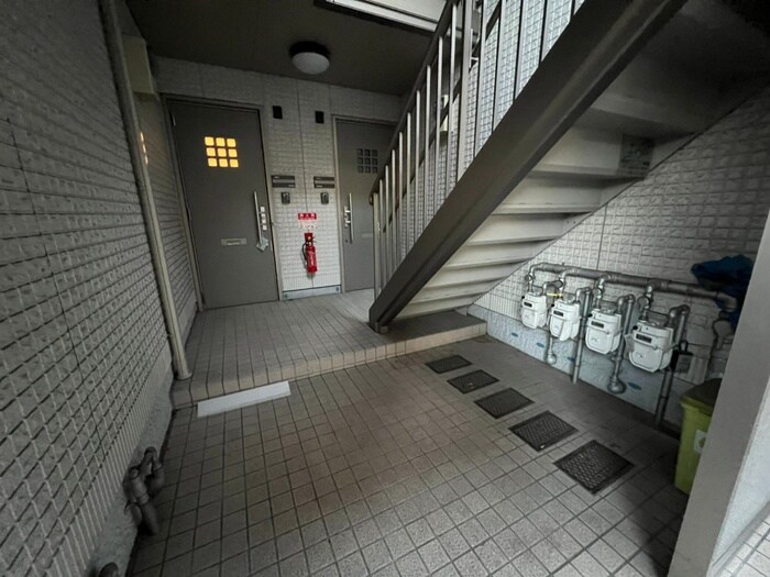 物件外観写真3　(エントランス部分)