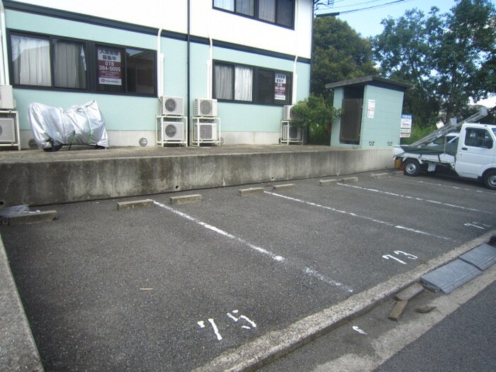 物件外観写真3　(駐車場)