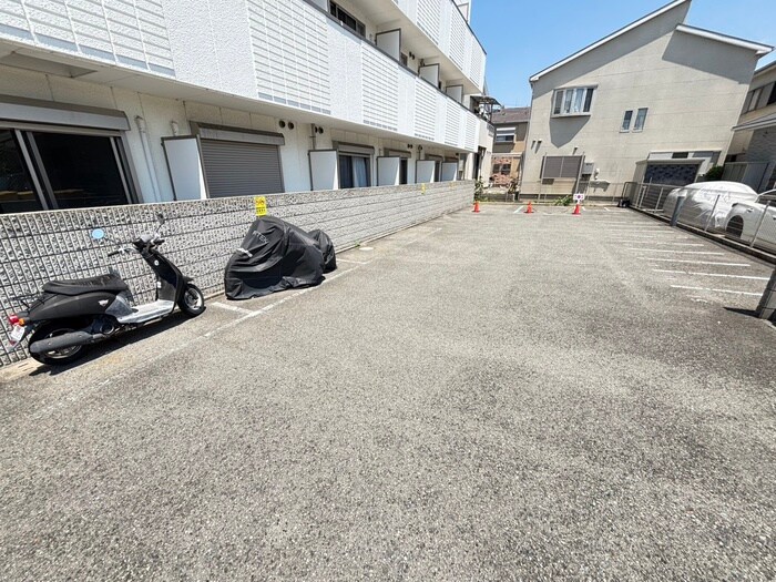 物件外観写真5　(駐車場)