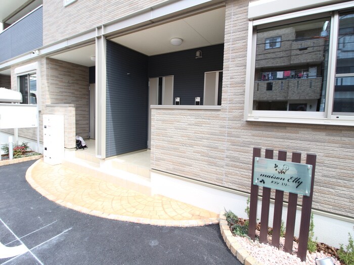 物件外観写真2　(エントランス部分)