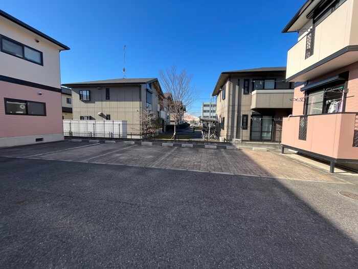 物件外観写真2　(駐車場)