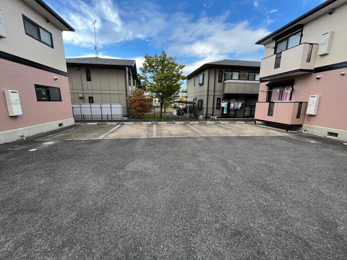 物件外観写真2　(駐車場)