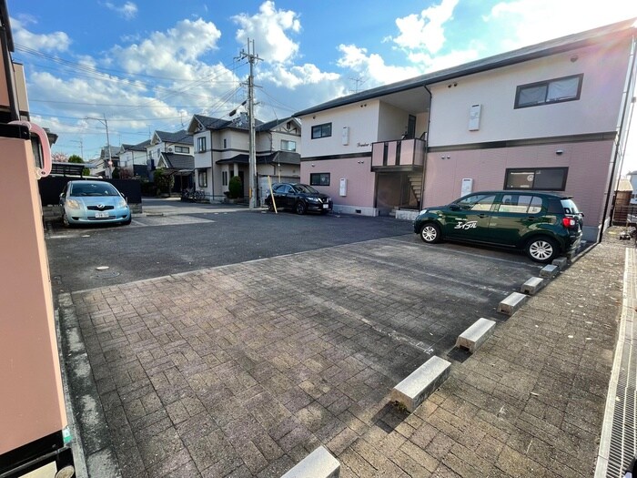 物件外観写真3　(駐車場)
