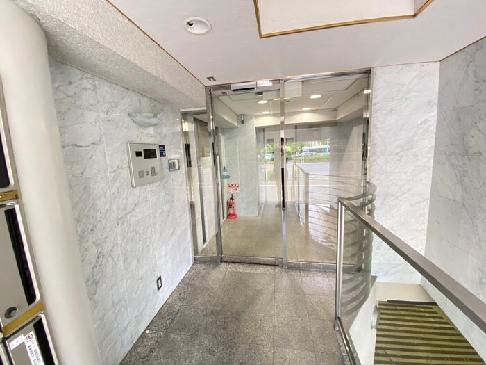 物件外観写真3　(エントランス部分)