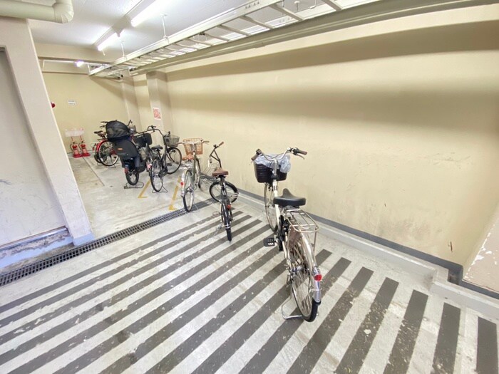 物件外観写真4　(駐輪場)
