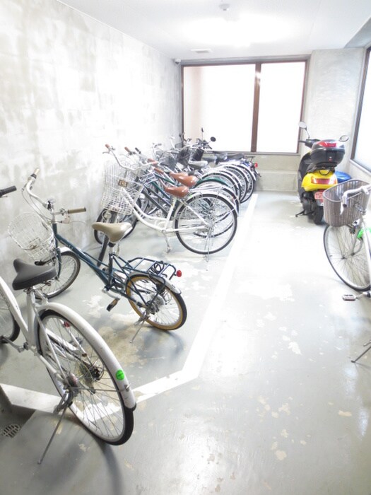 物件外観写真4　(駐輪場)