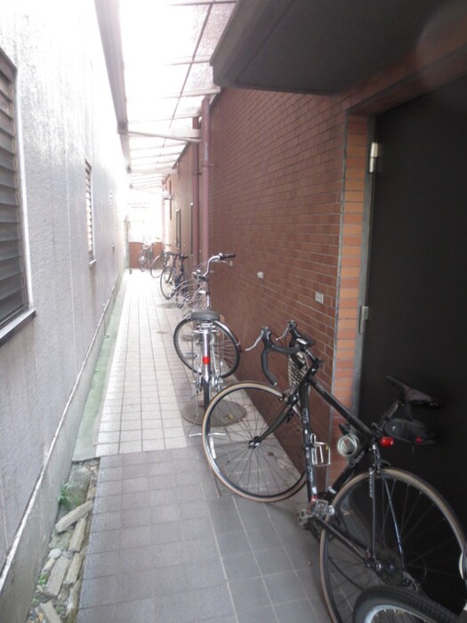物件外観写真4　(駐輪場)