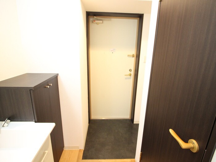 物件内観写真16　(玄関)