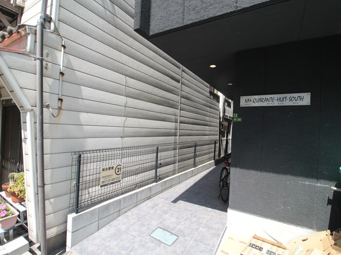 物件外観写真2　(エントランス部分)