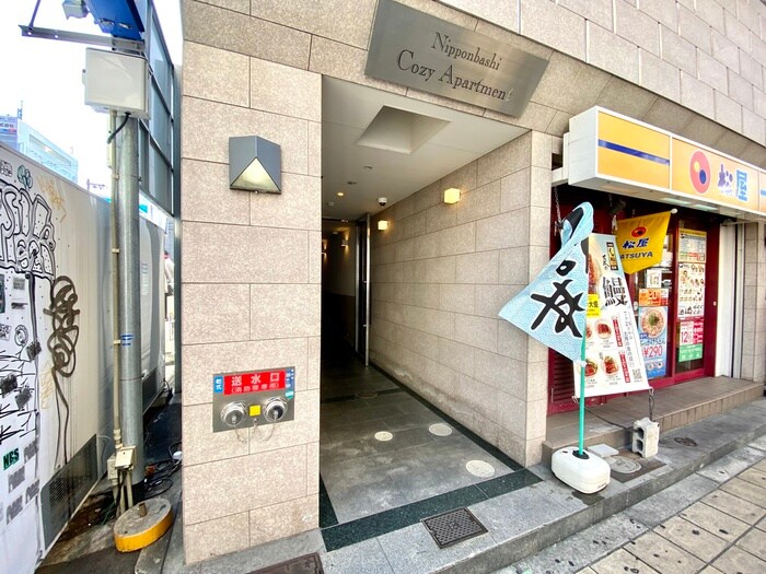 物件外観写真2　(エントランス部分)