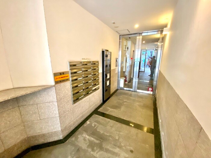 物件外観写真3　(エントランス部分)