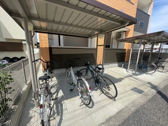 物件外観写真3　(駐輪場)