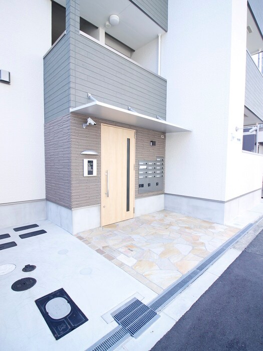 物件外観写真3　(エントランス部分)