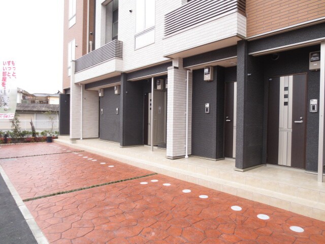 物件外観写真2　(エントランス部分)