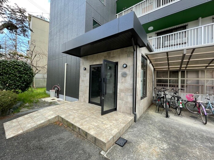 物件外観写真3　(エントランス部分)