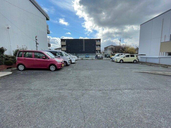 物件外観写真6　(駐車場)