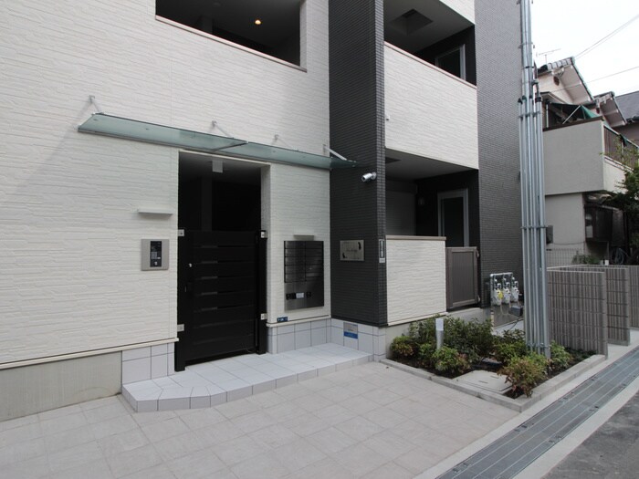 物件外観写真3　(エントランス部分)
