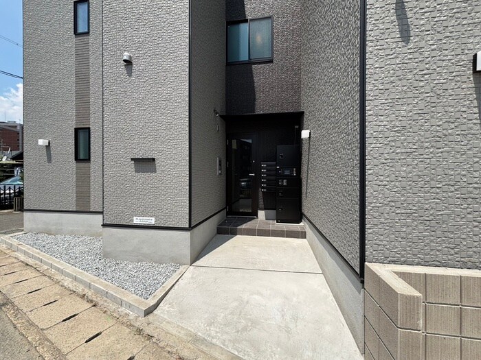 物件外観写真4　(エントランス部分)