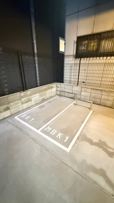 物件外観写真5　(バイク置き場)