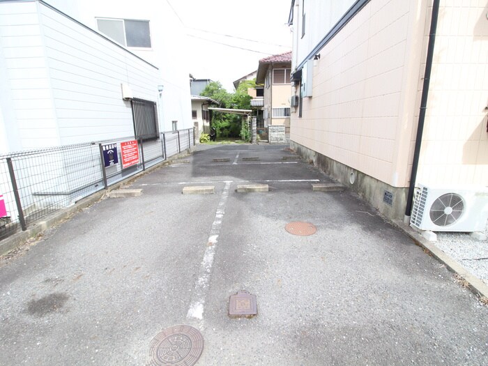物件外観写真2　(駐車場)