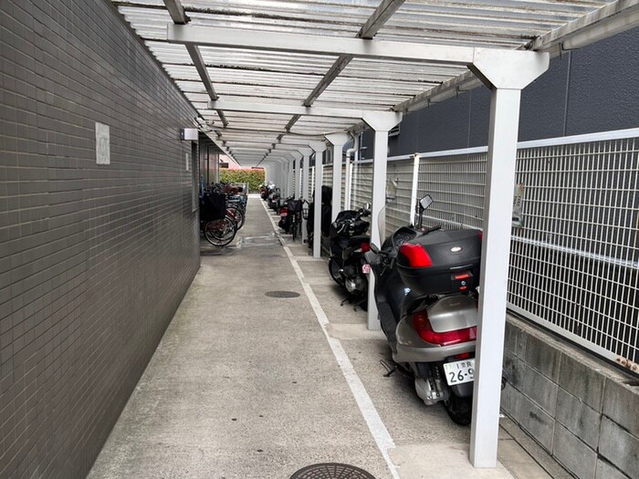 物件外観写真5　(バイク置き場)