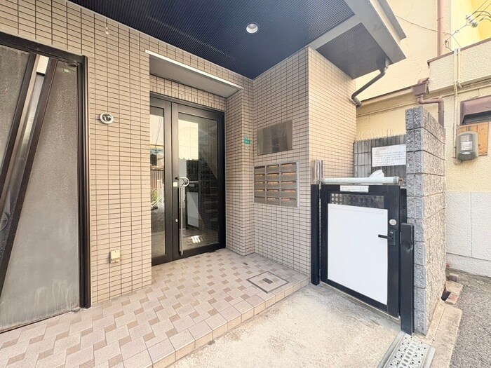物件外観写真2　(エントランス部分)