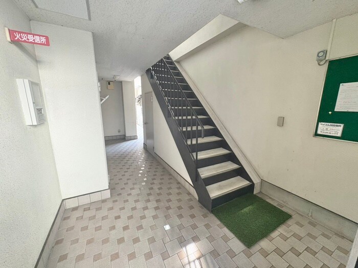 物件外観写真6　(エントランス部分)