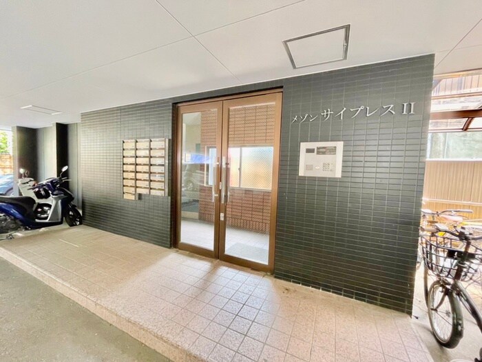 物件外観写真2　(エントランス部分)