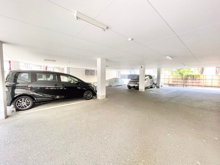 物件外観写真3　(駐車場)