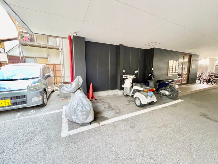 物件外観写真5　(バイク置き場)